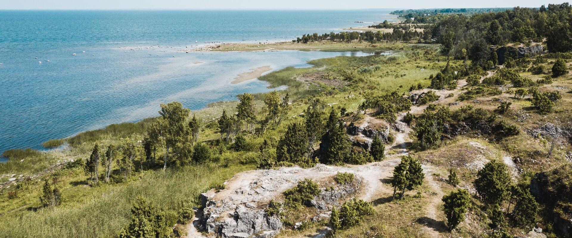 The north-eastern coast of Muhumaa is bordered by various bluffs. Üügu bluff, which is about 300 m long, is the premier example among them. The bluff 