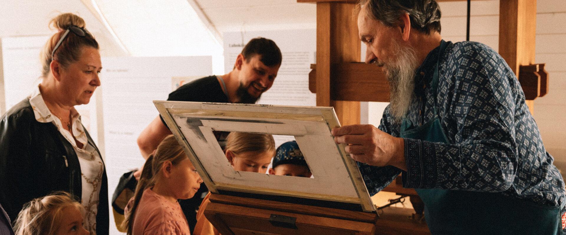 When exploring the unique villages of the Old Believers, it is worth getting acquainted with lubok. It is a form of Russian folk art that began in the