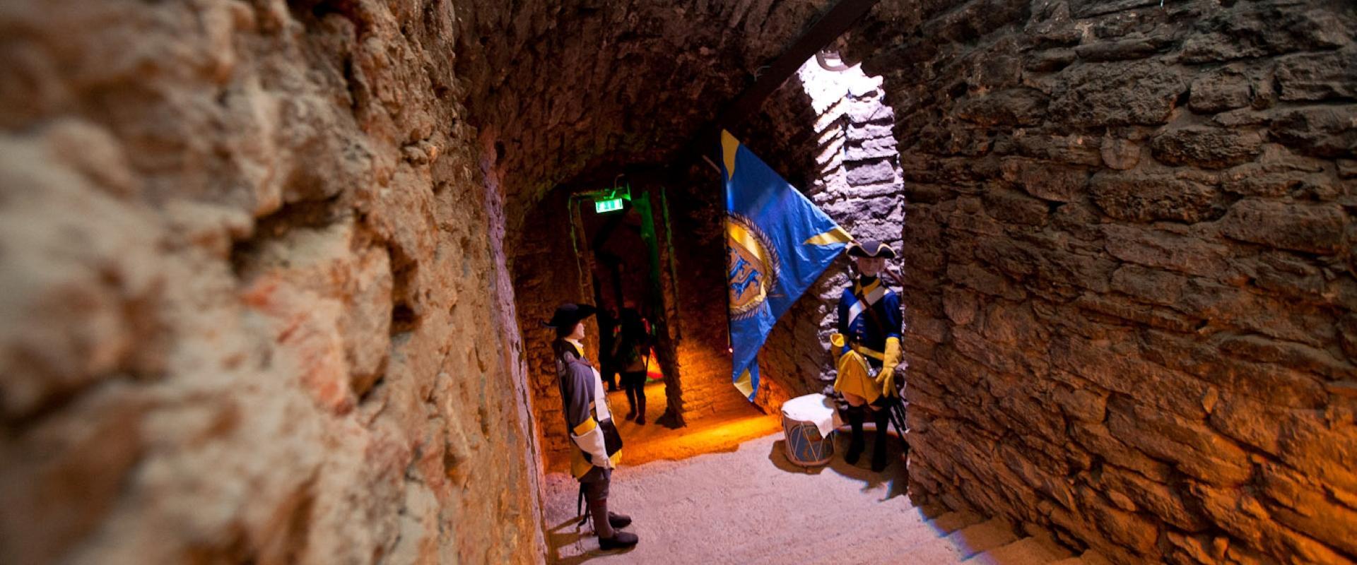 This tour will first take you to discover the underground Bastion passages. The old Kiek in the Kök tower is guarding the old passages of the Ingrian 