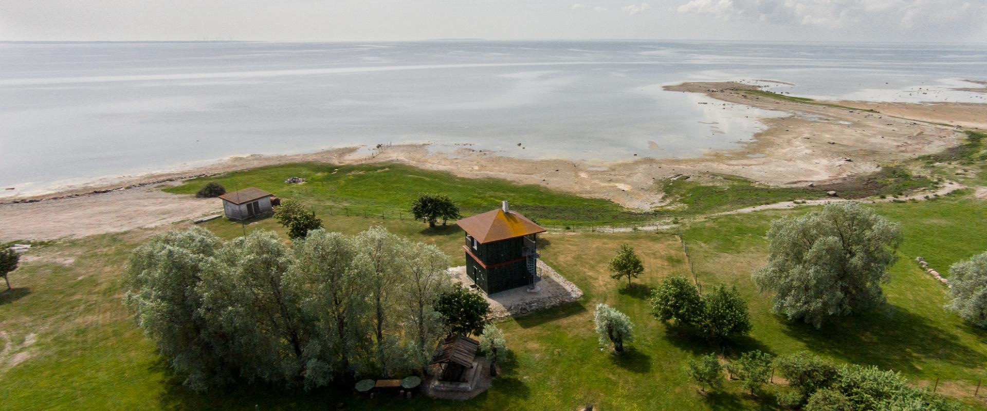 The birdwatching tower is suitable for nature lovers, for a family vacation, a romantic evening, a brainstorming session or other events for a small g