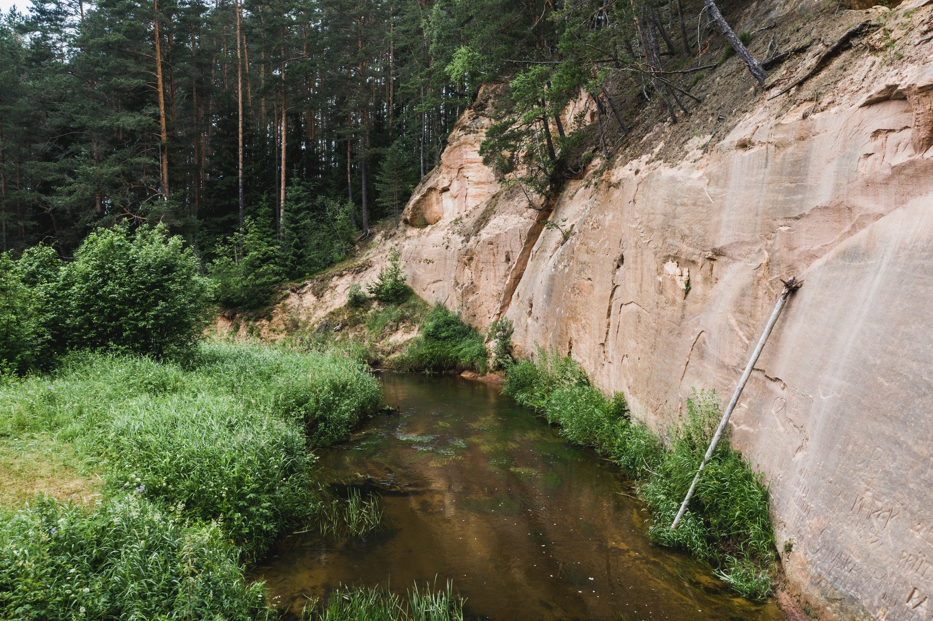 Metsa hiking trail, sandstone outcrops at Taevaskoda