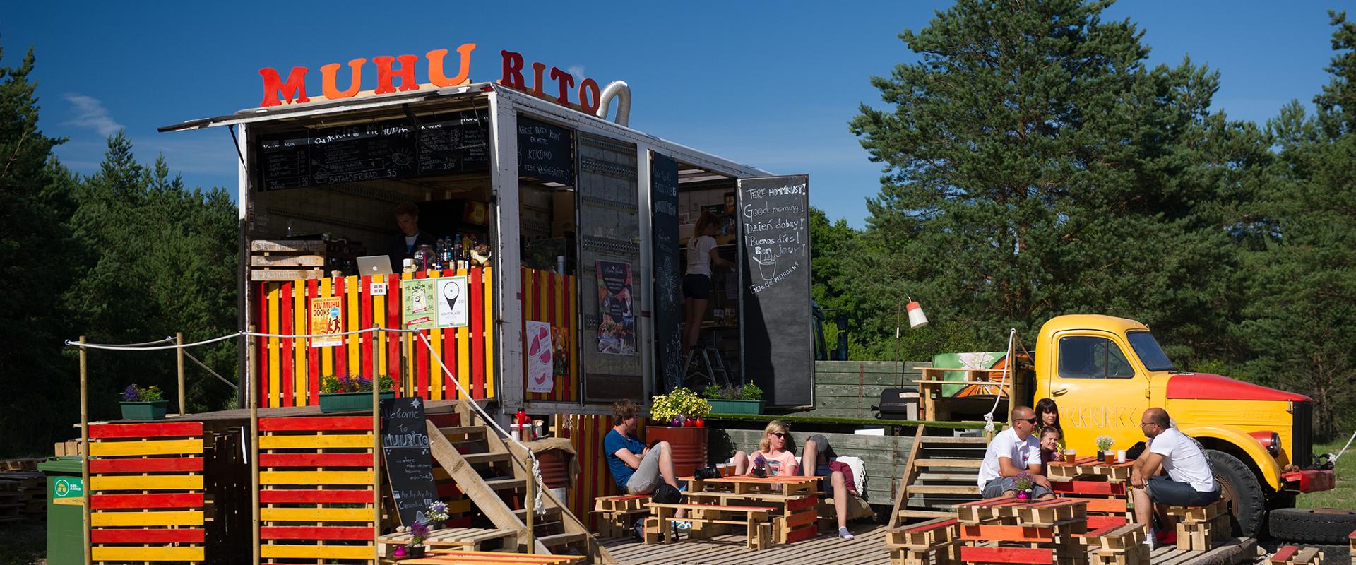 Muhurito ir kolorīts ielu ēdienu restorāns, kas uz Muhu salas ir kļuvis par leģendāru. Restorāns piedāvā no vietējās pārtikas gatavotus burito un taco