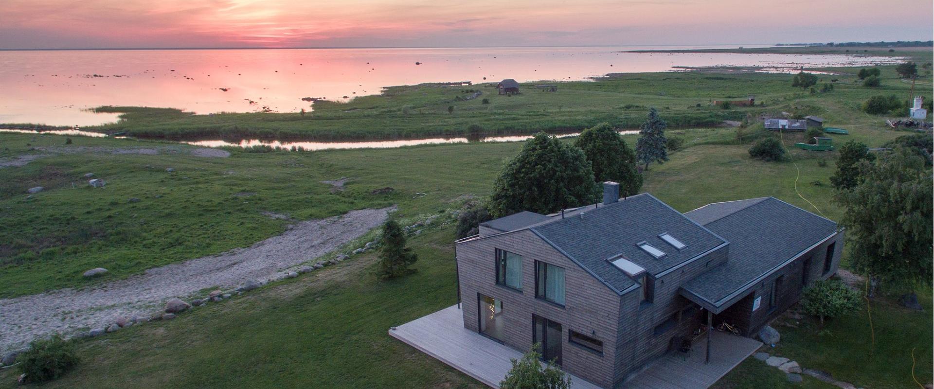 Pikla Birdhouse on the seashore in Luitemaa Nature Reserve is particularly suitable for people who enjoy nature, silence, and peace. It is considered 