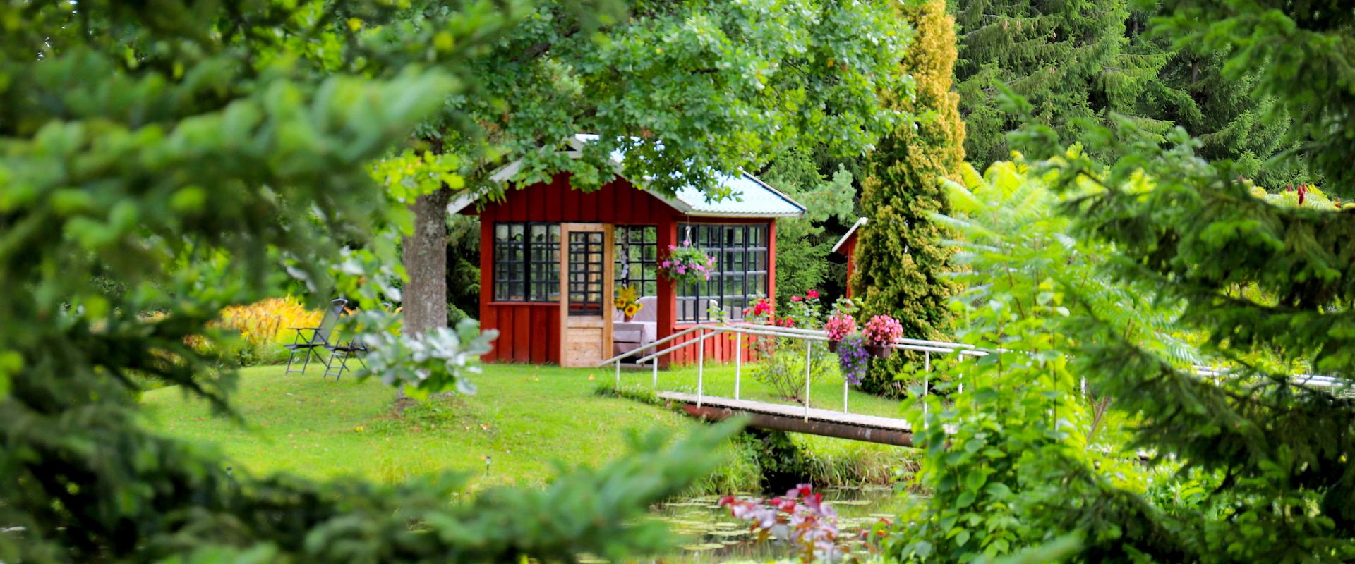 Teispere Farm is perfect for taking time out and breathing the countryside air while listening to the sound of running water and birds. The live park-